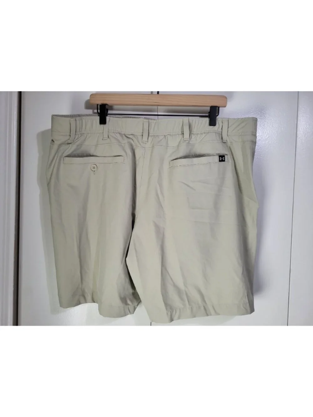 Under Armour UA Drive Mens SZ 44 Khaki Golf Shorts Flat Front Athleisure Stretch